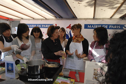 COURS DE CUISINE   AVEC GUESTCOOKING  Ce dimanche 3 octobre, sur le marché parisien Maison-blanche dans le 13e.